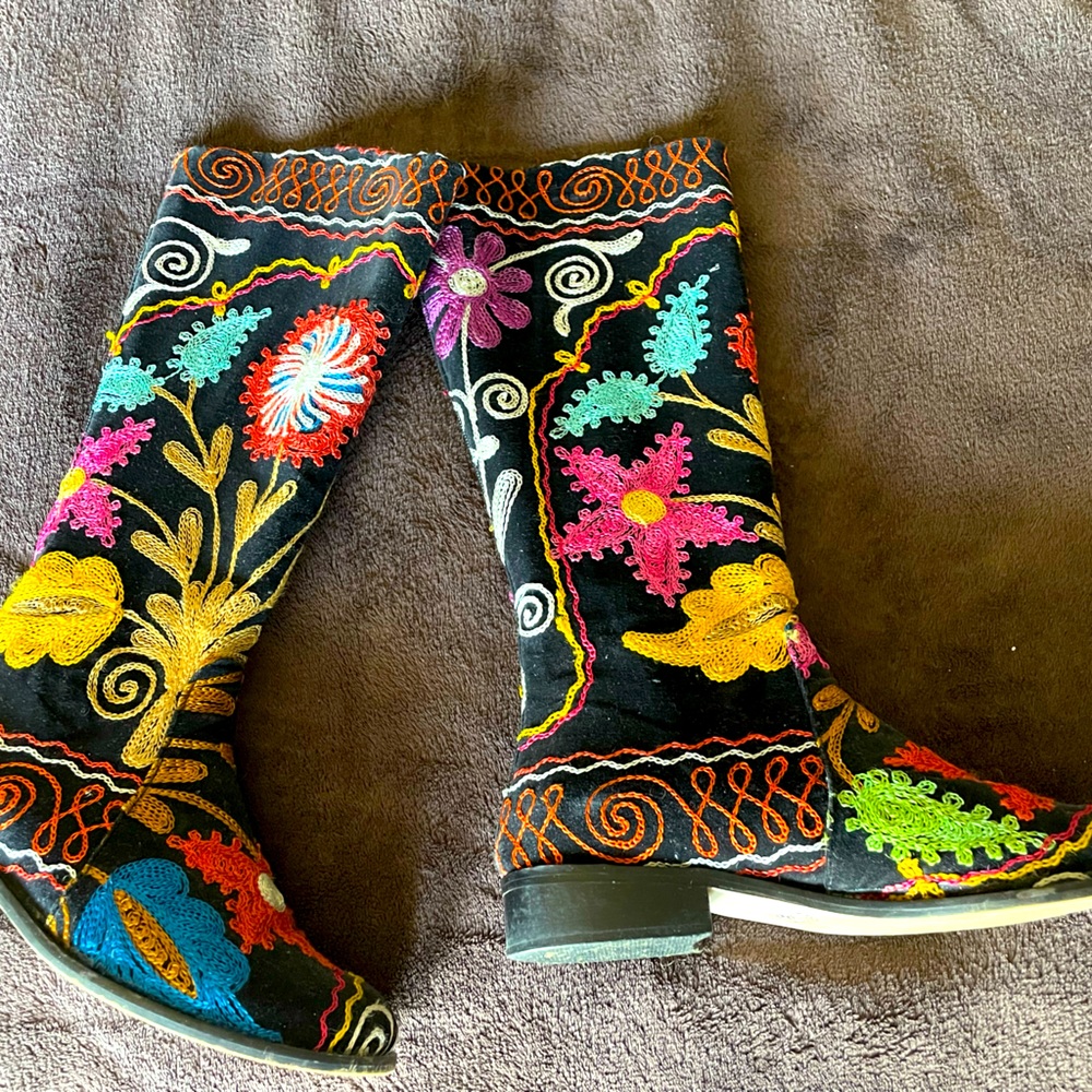 Beautiful hand made Turkish embroidery boots. Size 36. Only worn a few times.